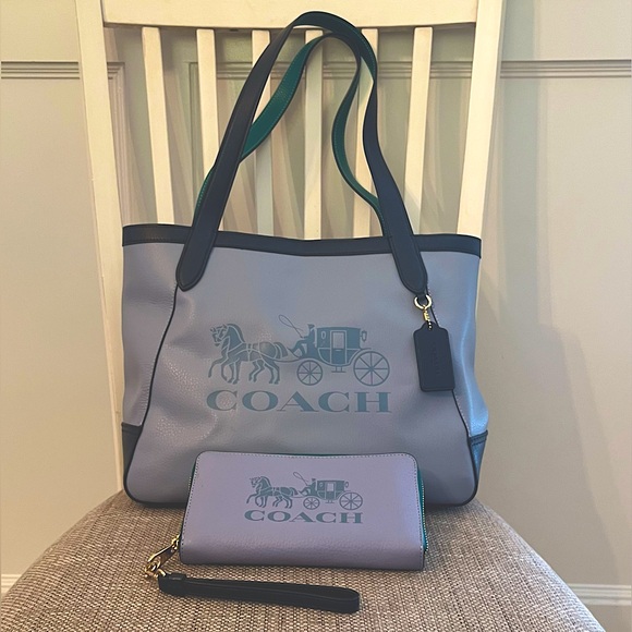 COACH 🩷 2pc Tote and Wallet / Wristlet Horse and Carriage Leather - Picture 1 of 4